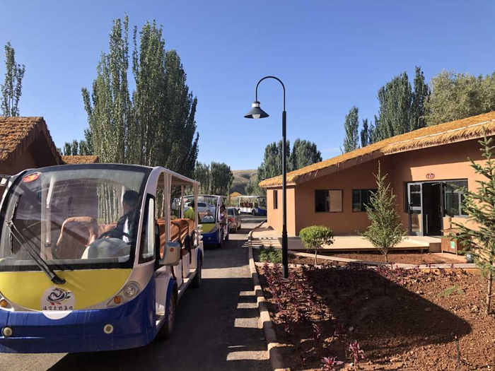 天山托木尔景区·博孜墩内的配备接送游客的区间车。耿丹丹摄