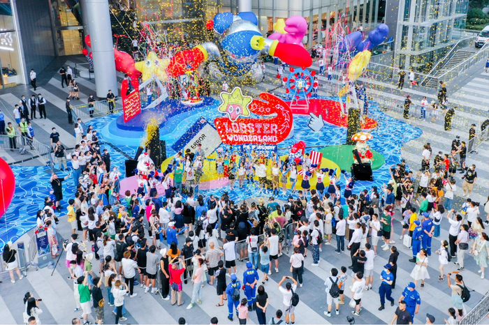 　　【星城市民齐聚现场与长沙IFS共同释放盛夏活力】