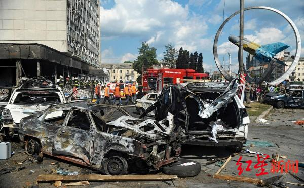 ▲据报道，导弹袭击地点附近发生了火灾，大约50辆汽车起火