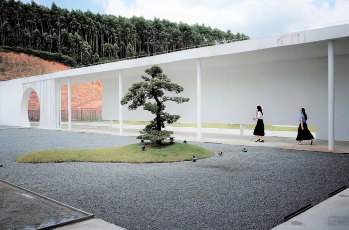 △从传统的碉楼到如今枯山水式的园林，从建筑和审美，开平都在发生改变。时代周报 黎广 摄