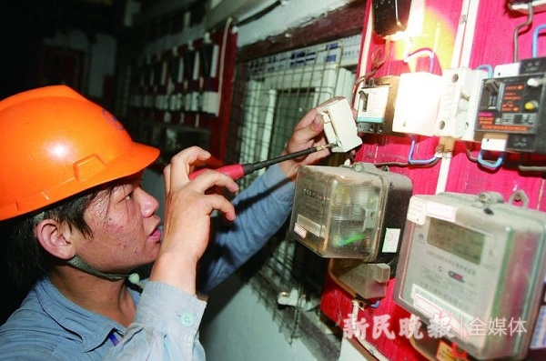 图说：2008年7月18日，黄浦区西唐家弄一户居民家断电，电力员工正在抢修  新民晚报记者 张龙 摄