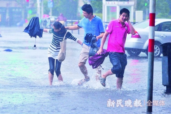 2012年8月8日，虹口区花园路暴雨过后路上都是积水  新民晚报记者 陈梦泽 摄