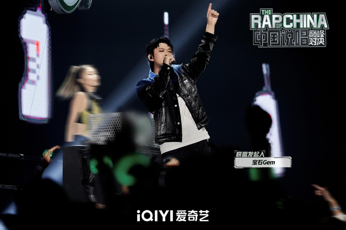 宝石Gem在节目中表演。