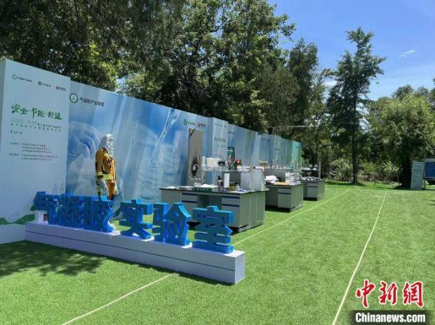 气凝胶兼具“超轻、防火、防水、隔热、耐腐”等特性，应用于航空航天、石油化工、绿色建材等领域。　范丽芳　摄