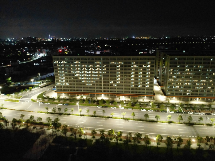 △7月16日21时，德昌电机员工自发利用宿舍灯光拼出“I♥JM”字样，深情“表白”江门。付师华 摄