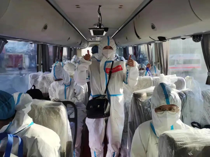 　　佳木斯骨科医院护理部主任赵丹与支援汤原县的医护人员