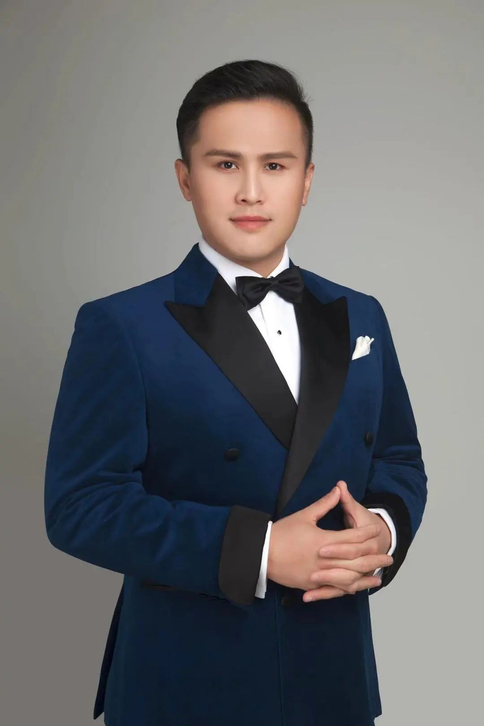 王靖，浙江歌舞剧院青年男高音歌唱家，国家一级演员，中国音乐家协会会员