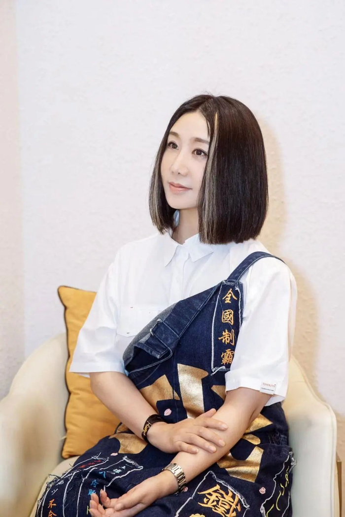项敏华，原南京军区前线文工团女中音歌唱家，浙江省流行音乐协会副主席兼秘书长