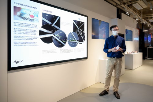 　　戴森工程师分享关于宠物毛发的微生物学研究成果