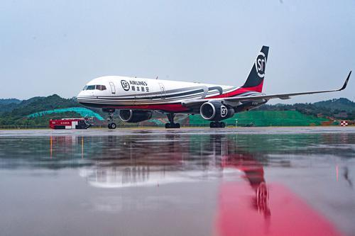 ▲7月17日，顺丰航空的全货机在鄂州花湖机场滑行。图/新华社