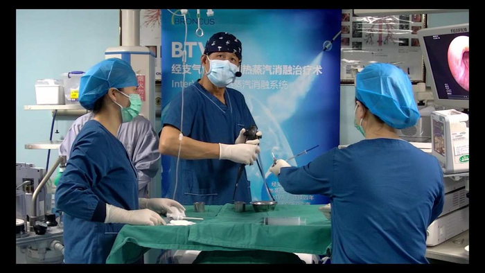 图：中国科学院大学深圳医院团队手术操作中
