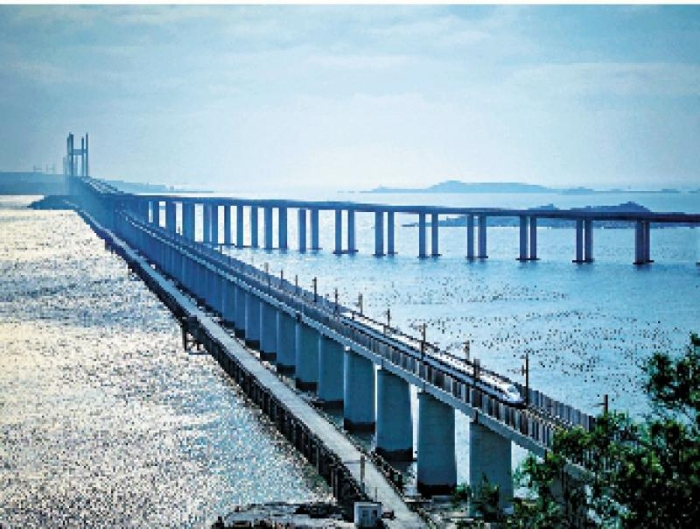 图：列车经过京福高铁重要延伸段，福平铁路平潭海峡公铁大桥。\中新社