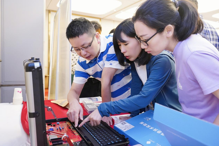 　　教师现场体验人工智能教学工具