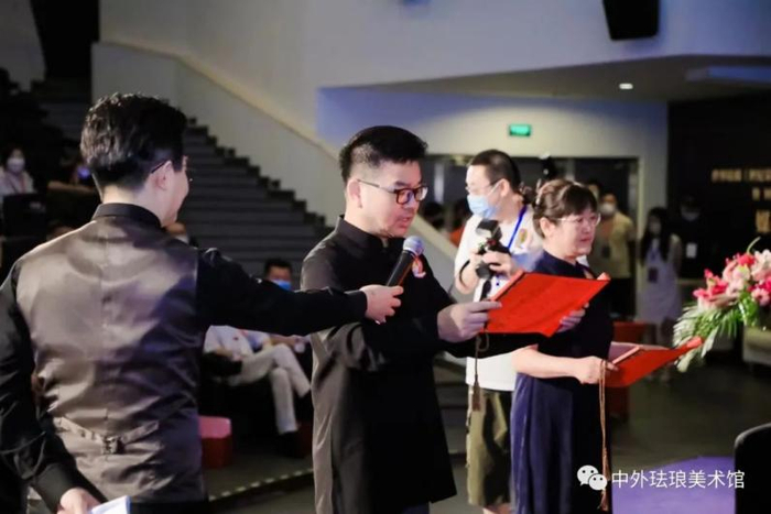 　　爱徒朱景优和董艳娜向钟连盛大师宣读拜师帖