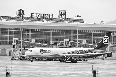     7月17日，顺丰航空的全货机在鄂州花湖机场滑行。新华社记者 肖艺九摄