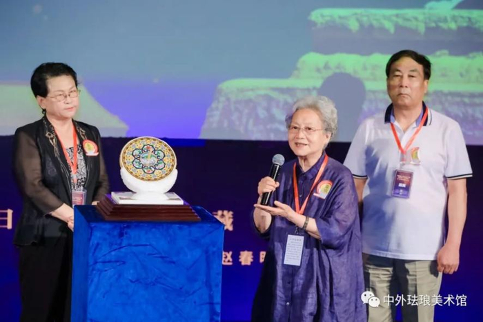 　　资深工艺美术专家、中国工艺美术学会原副理事长唐克美点评