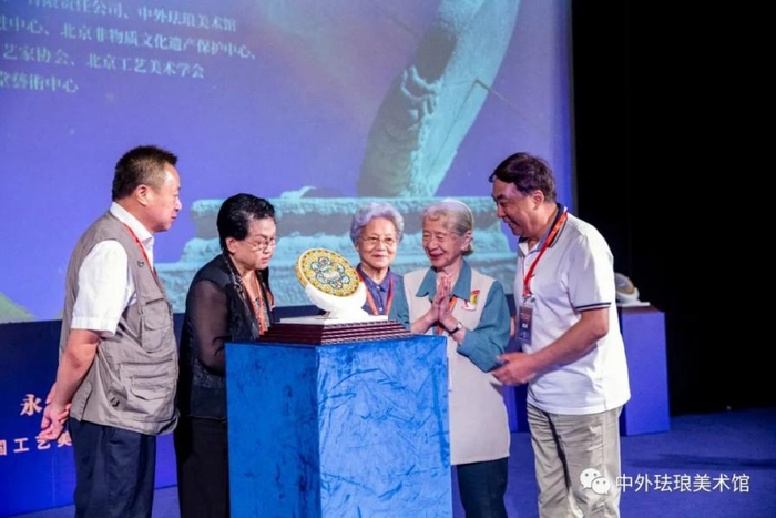 　　五位重磅嘉宾共同为作品揭幕