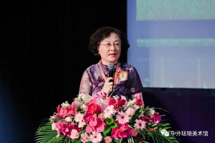 　　中国工艺美术协会副理事长张红致开幕辞