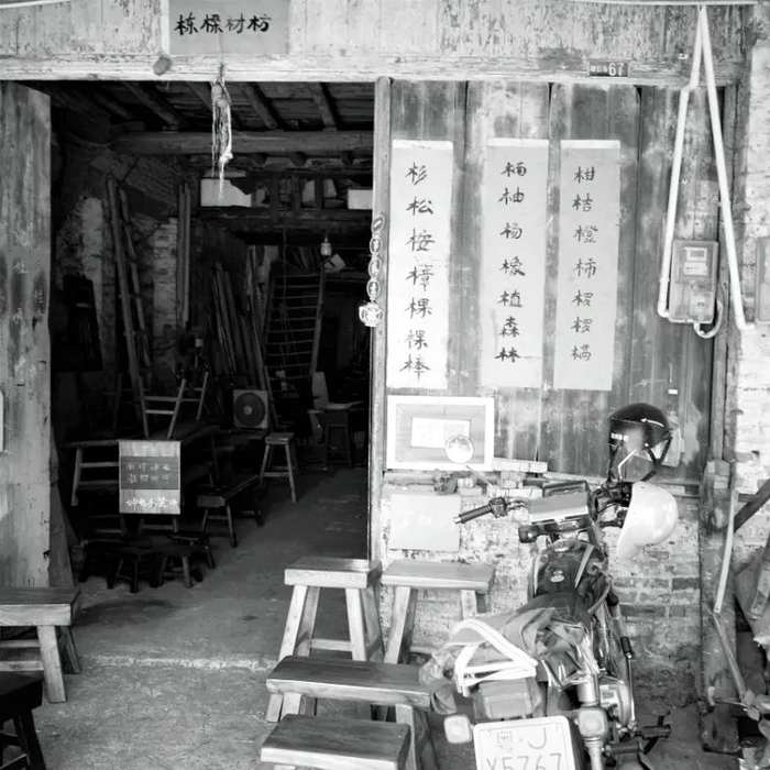 △在开平，仍能见到这样传统的木匠铺子。时代周报 黎广 摄