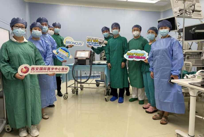 图：西安国际医学中心胸科医院手术团队合影