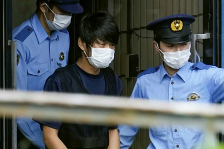 警察押解下的山上彻也。图源：Kyodo/Reuters  