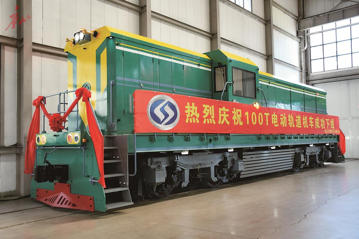 7月15日，100吨新能源纯电电力机车在唐山先施重工成功下线。记者 王欢 摄