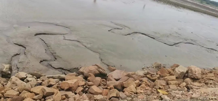 　葫芦岛市龙港区的河岸 （受访对象供图）