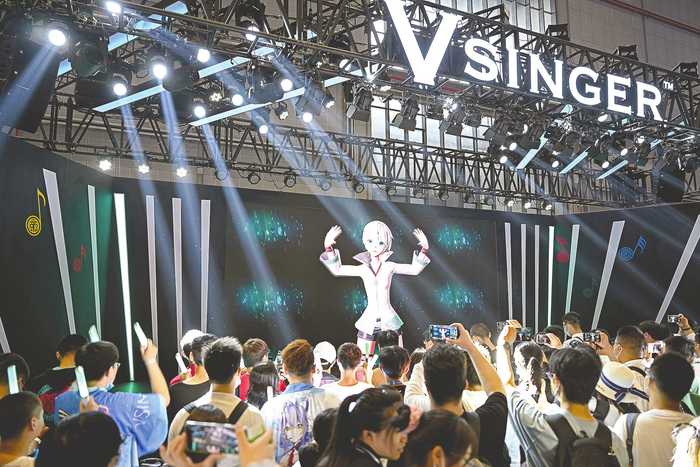 Vsinger展台，观众们欣赏虚拟歌手言和的演唱&nbsp;视觉中国图