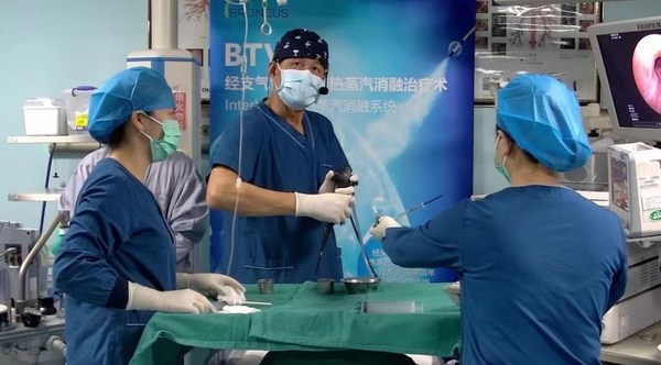 　　中国科学院大学深圳医院团队手术操作中