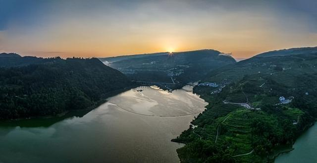 　　▲ 桥头日出。顾庆庆 摄