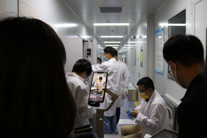 　　冯春敬博士带博主参观GMP级别实验室