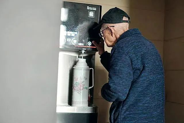 　·灌上一壶开水，沈燮元开始一天的工作。