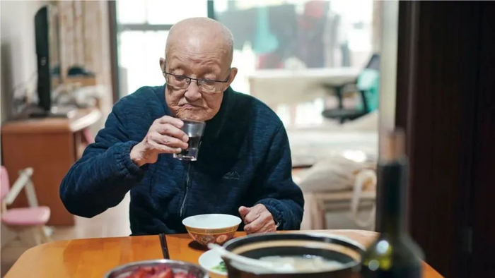 　·沈燮元在家中吃晚饭，爱喝两口小酒。