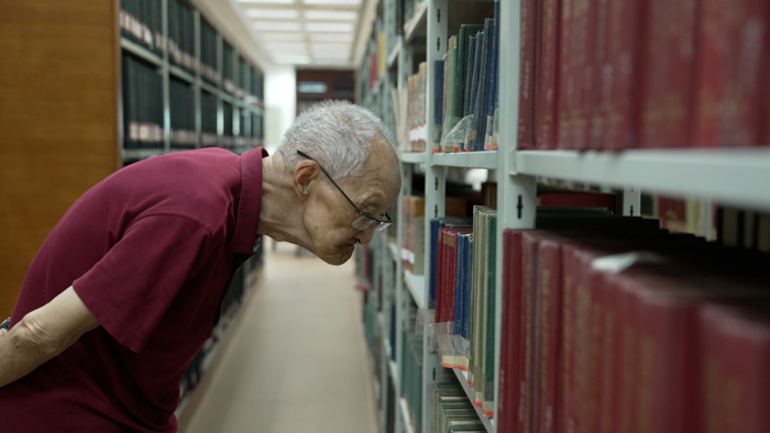 　·在南图国学馆的书架前。