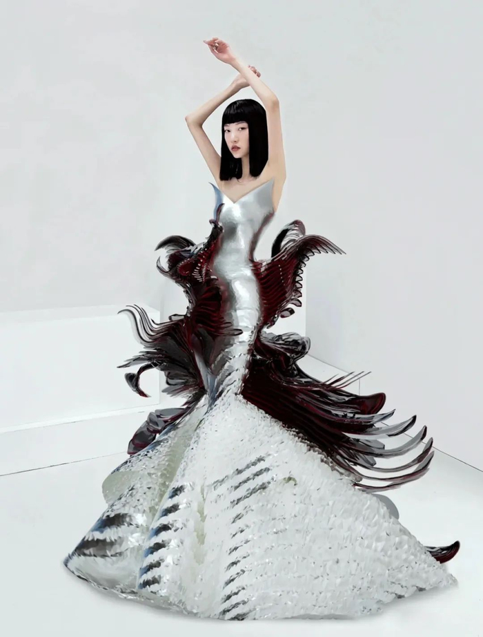 小红书博主&nbsp;@Alissa阿凌 身穿&nbsp;Yimeng Yu 品牌的&nbsp;“高定” 虚拟时装。图片来源：@Alissa阿凌