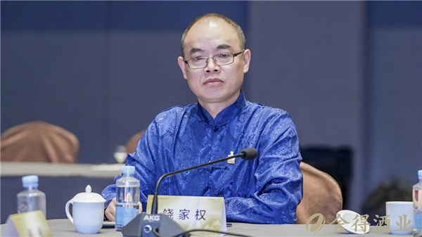 　　舍得酒业副总裁 饶家权