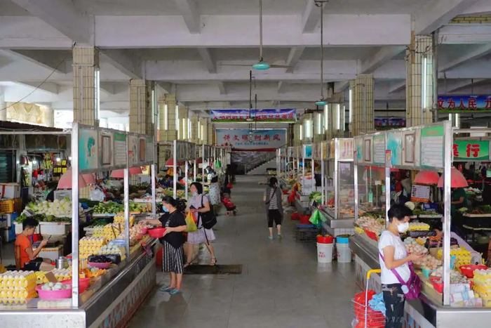 市民在英德城南市场购物。