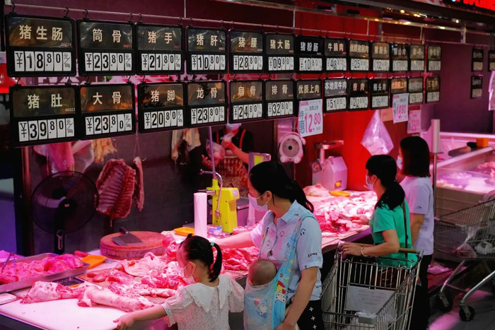 英德市鹏泰购物广场，市民正在购买猪肉。