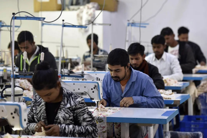 在越南、印度的竞争之下，中国企业要努力往价值链上游去突破，力争成为价值链的主导者