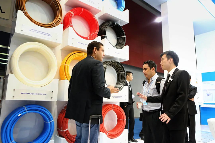 　　2014年10月15日，第116届中国进出口商品交易会在广州琶洲展馆开幕。线下展会曾经是外贸商家获客最重要甚至是唯一的渠道（图 | 视觉中国）