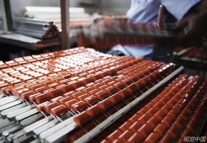 　当地时间2020年2月11日，印度诺伊达，Deki 电子工厂员工处理电容器。