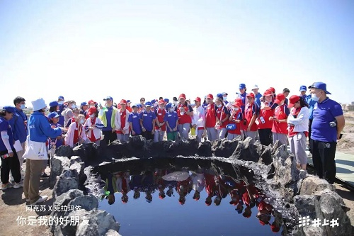 　　▲ 两地青少年在中国石油科普教育基地黑油山参观学习，倾听城市故事，领悟城市精神