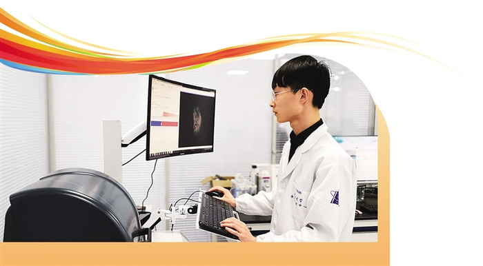  青岛大学分析测试中心研发人员在光声成像设备前做实验。 本报记者 刘 成摄