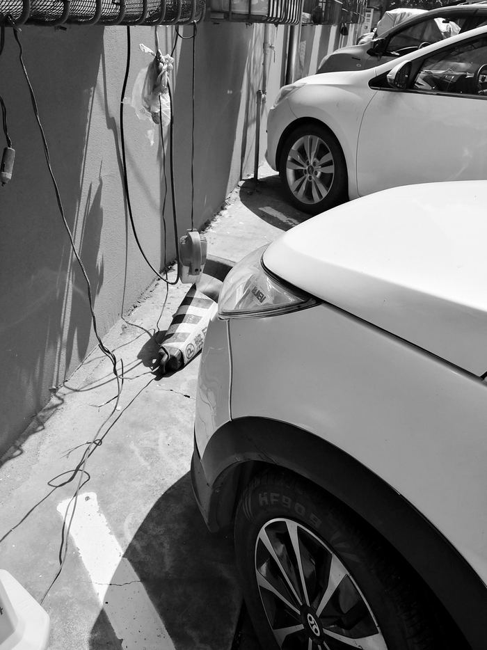 　　■某小区居民私接电线充电，存在安全隐患。