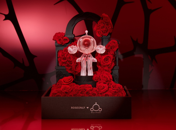 　　ROSEONLY× SKULLPANDA限定联名系列「纯爱玫瑰」高定永生花