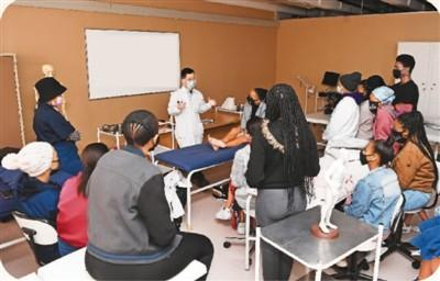 图为胡紫景在约翰内斯堡大学给学生讲解针灸知识。受访者供图