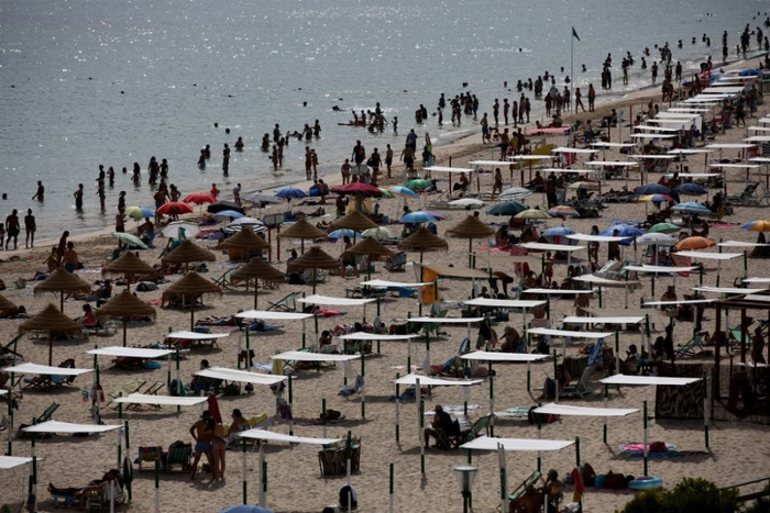 7月10日，人们在葡萄牙塞辛布拉海边游乐、休息。图源：新华社