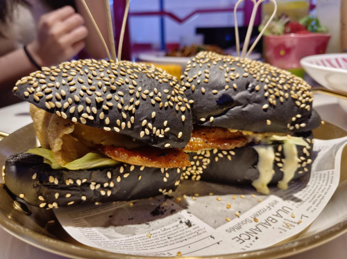 　　手财信记猪扒包