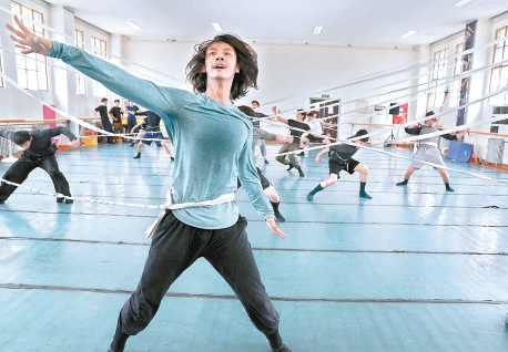 　　北京歌剧舞剧院排练厅，演员冒着高温酷暑复排舞剧《五星出东方》。 本报记者 方非摄