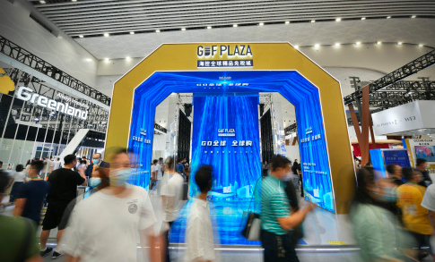 首届消博会上的海控全球精品免税城展台 图片来源：新华社记者 蒲晓旭 摄